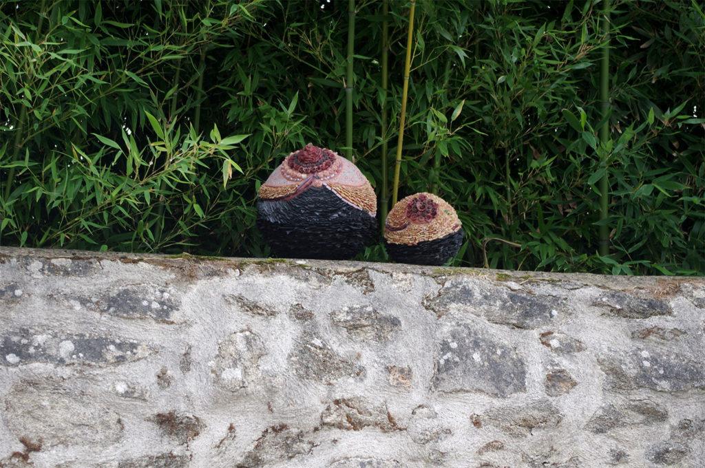 Sculpture intérieur, sculpture intérieur, land art, Lampe, fleur lumineuse, Sculpture murale, sculpture métal, tableau contemporain, tableau architectural, architecture, tableau ardoise, Tableau rouge et noir, pâte de verre, tableau desing, tableau moderne, galerie d’art Guérande, Bretagne, atelier d’artiste Bretagne, Saint-Nazaire, Nantes, Mesquer, La Turballe, le Pouliguen, presqu’îl de Guérande, art moderne, vannes, fleurs et jardin