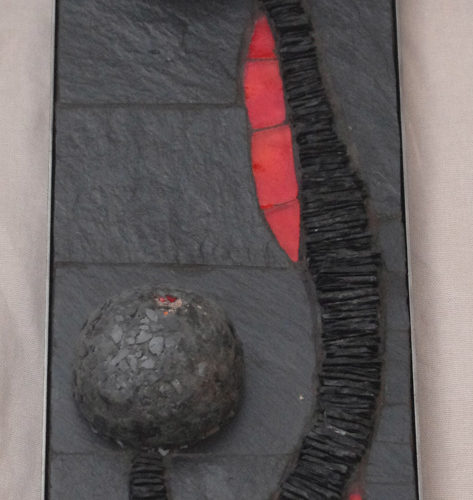 Fleur ardoise, Sculpture murale, tableau contemporain, tableau architectural, architecture, tableau ardoise, Tableau rouge et noir, pâte de verre, tableau desing, tableau moderne, galerie d’art Guérande, Bretagne, atelier d’artiste Bretagne, Saint-Nazaire, Nantes, Mesquer, La Turballe, le Pouliguen, presqu’îl de Guérande, art moderne, vannes