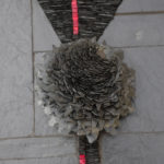 Fleur ardoise, Sculpture murale, tableau contemporain, tableau architectural, architecture, tableau ardoise, Tableau rouge et noir, pâte de verre, tableau desing, tableau moderne, galerie d’art Guérande, Bretagne, atelier d’artiste Bretagne, Saint-Nazaire, Nantes, Mesquer, La Turballe, le Pouliguen, presqu’îl de Guérande, art moderne, vannes