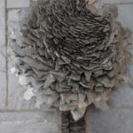 Fleur ardoise, Sculpture murale, tableau contemporain, tableau architectural, architecture, tableau ardoise, Tableau rouge et noir, pâte de verre, tableau desing, tableau moderne, galerie d’art Guérande, Bretagne, atelier d’artiste Bretagne, Saint-Nazaire, Nantes, Mesquer, La Turballe, le Pouliguen, presqu’îl de Guérande, art moderne, vannes