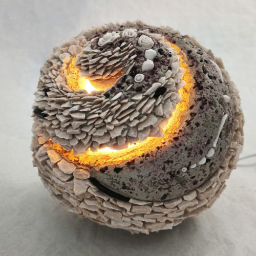 sculpture en marbre, sculpture en ardoise, sculpture en pierre, pâte de verre, porcelaine, feuille d'or. Lampe de créateur, lampe pièce unique, lampe d’artiste, création de lampe française, lampe lumineuse, lampe artisanale, lampe en pierre, lampe en marbre, lampe en pierre semi-précieuse, lampe en feuille d’or, fleur en porcelaine, lustre d’art, artisan d’art, galerie d’art, atelier d’art, galerie d’art Guérande, galerie d’art Bretagne, galerie d’art Pouliguen, galerie d’art la baule