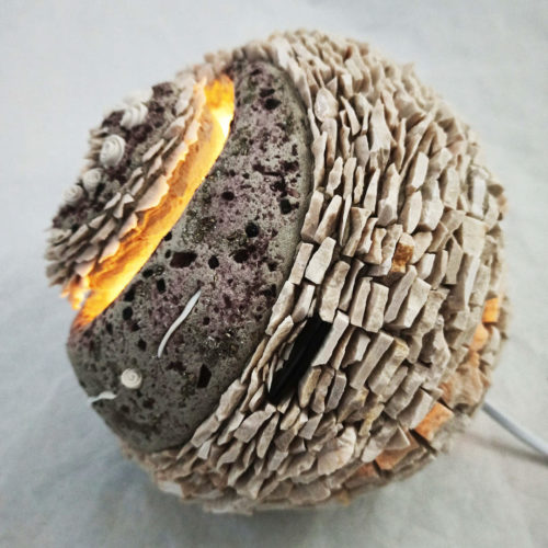 sculpture en marbre, sculpture en ardoise, sculpture en pierre, pâte de verre, porcelaine, feuille d'or. Lampe de créateur, lampe pièce unique, lampe d’artiste, création de lampe française, lampe lumineuse, lampe artisanale, lampe en pierre, lampe en marbre, lampe en pierre semi-précieuse, lampe en feuille d’or, fleur en porcelaine, lustre d’art, artisan d’art, galerie d’art, atelier d’art, galerie d’art Guérande, galerie d’art Bretagne, galerie d’art Pouliguen, galerie d’art la baule