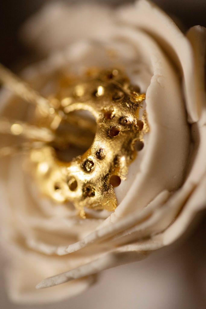 Fleur porcelaine et feuille d'or